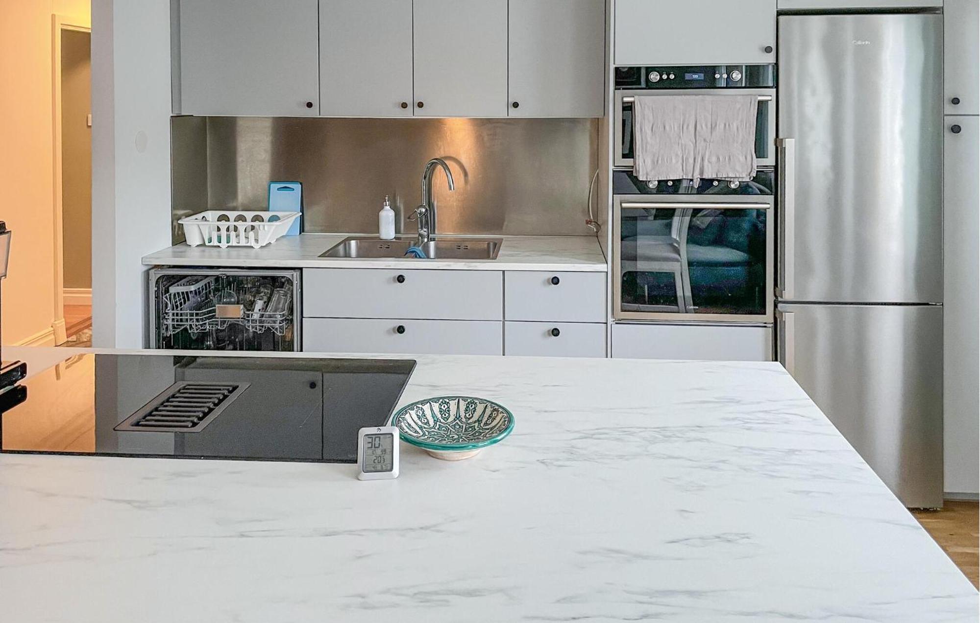 Beautiful Home In Oerebro With Kitchen Kültér fotó