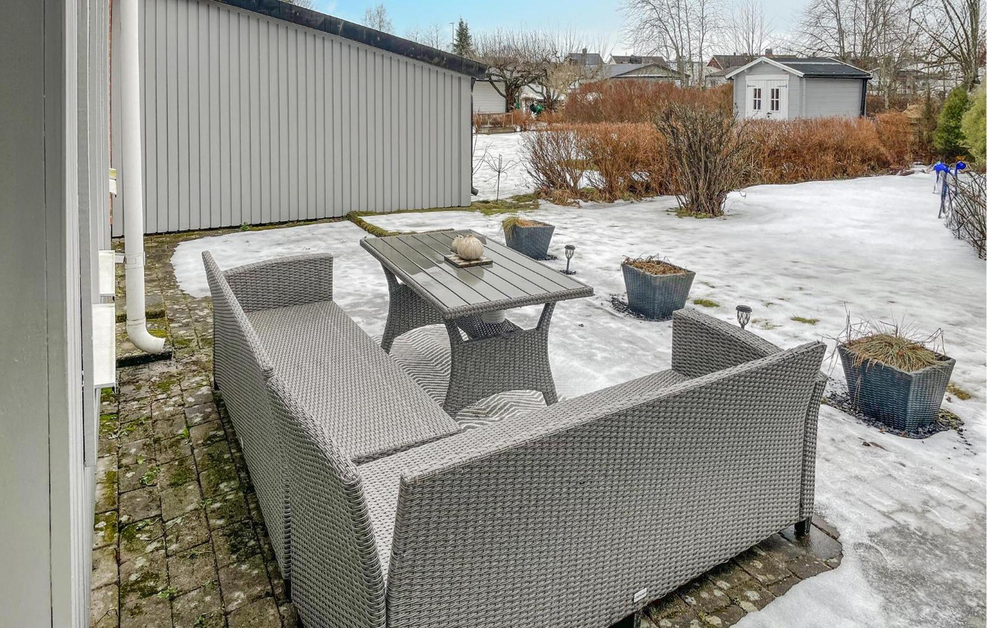 Beautiful Home In Oerebro With Kitchen Kültér fotó